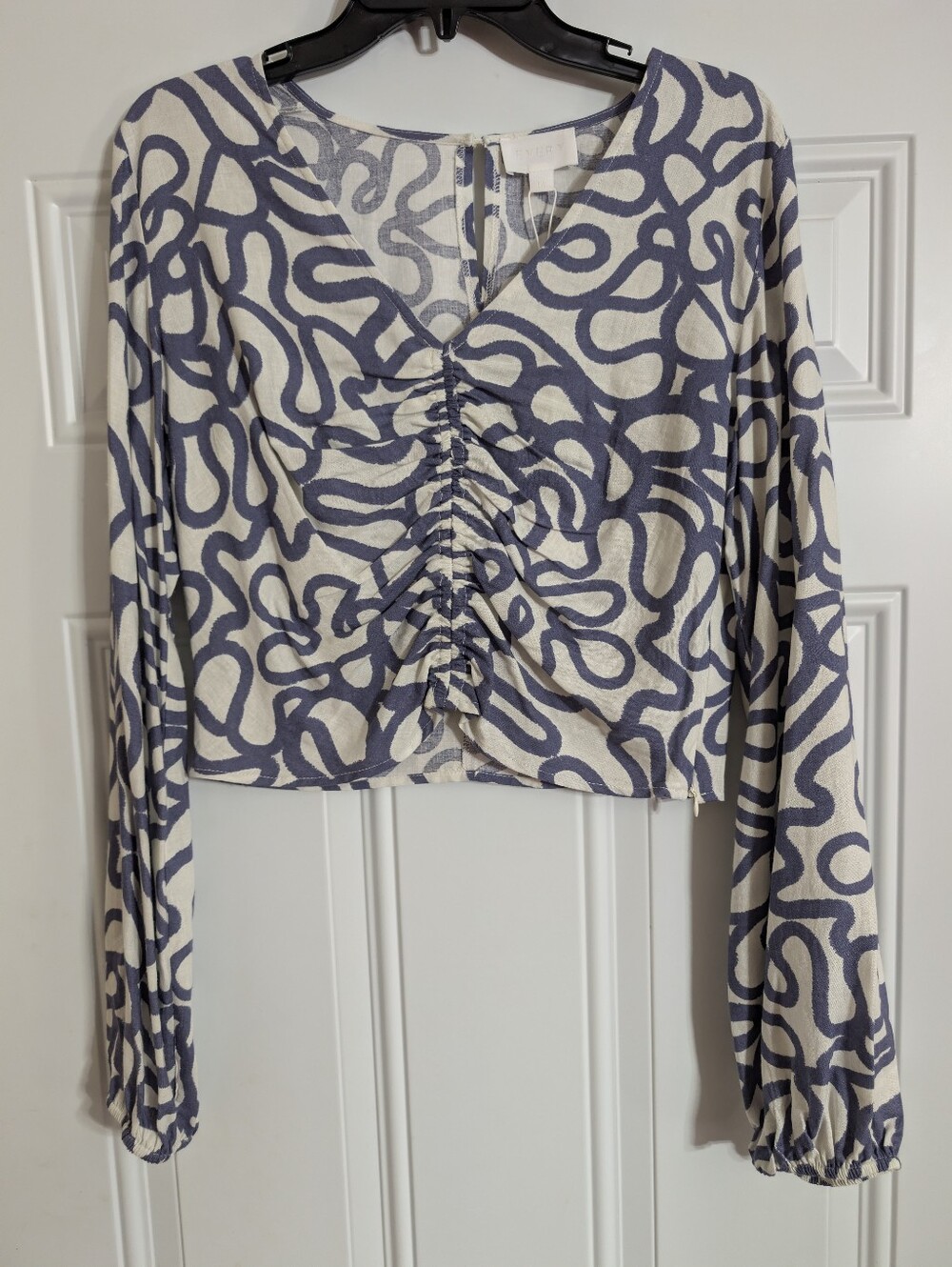 EVERY Geometric Long Sleeve Shirt Cropped V-Neck Shirt Size M
